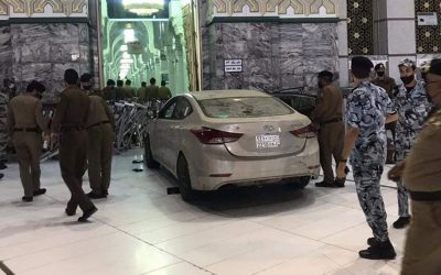 [WATCH] Motorist Smashes Car into Door of Haram in Makkah, Saudi Arabia