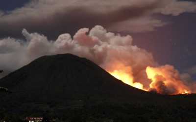 Thousands Flee after Volcano Erupts in Indonesia