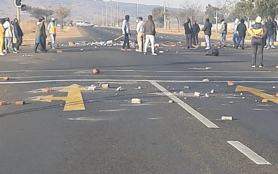 Protestors Blocks K43 Near Lenasia South with Rocks & Burning Tyres Demanding an End to Electricity Blackouts