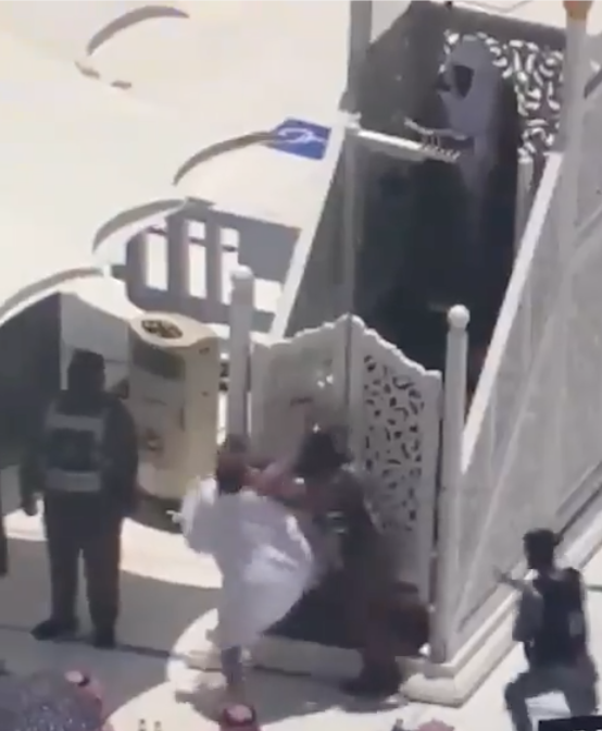 [WATCH] Worshipper/Pilgrim Tries to Attack Makkah Imam during Jumu’ah While Delivering Khutbah