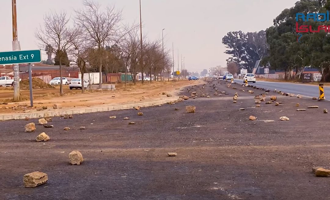 [WATCH] Why is the Lenasia R554 “Rehabilitation” Project Taking so Long to Complete? Ward Councilor Vezi Gxamza Tries to Explain
