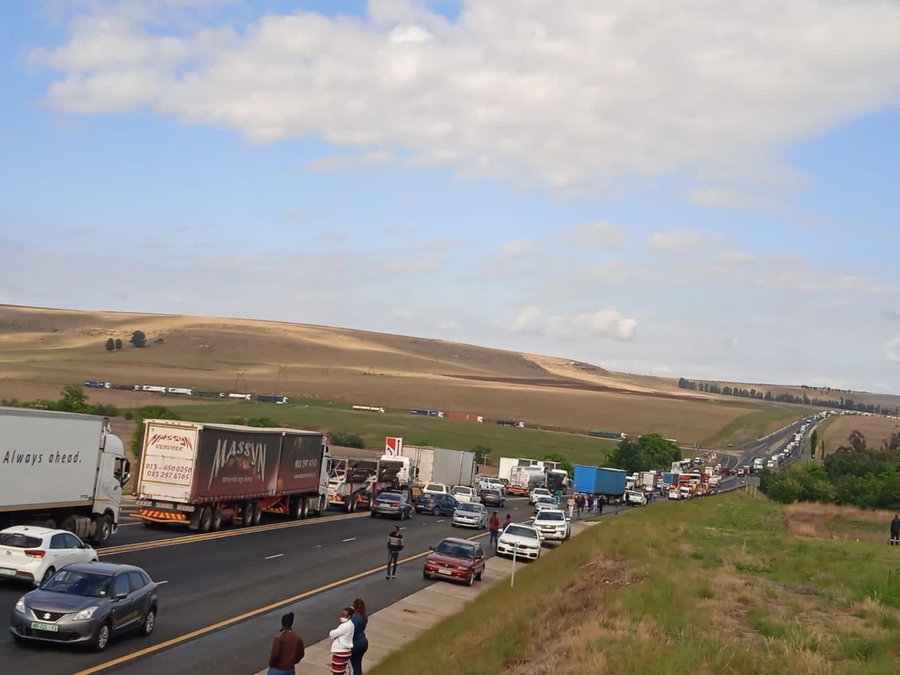 Truck drivers bring N3 highway near Harrismith to a standstill